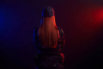 <strong>女警</strong>察官摆姿势相机黑色的背景红色的蓝色的背光
