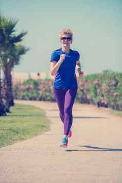 年轻的女跑步者培训马拉松