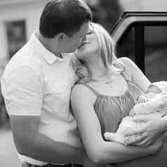 快乐丈夫接吻妻子新生儿婴儿