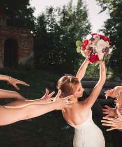 微笑新娘扔花束好朋友