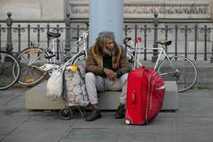 安特卫普比利时4月无家可归的人不开心男人。手提箱街