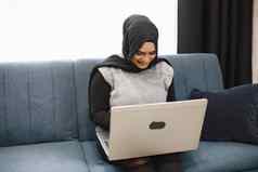 阿拉伯语女人头巾移动PC首页支付公用事业公司在线