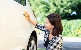 女人破布擦拭车