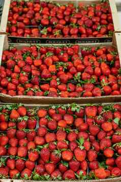 图片甜蜜的美味的新鲜的草莓说谎木盒子商店