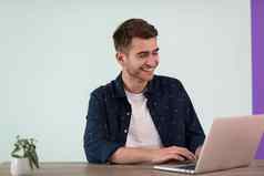 微笑年轻的男人。自由职业者移动PC研究在线工作首页