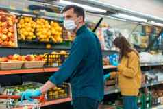 购物者保护面具选择水果超市