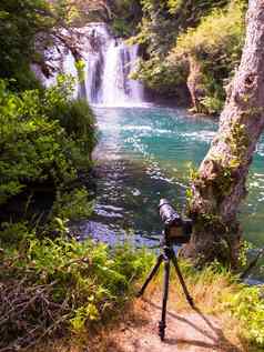 专业数码单反相机相机三脚架美丽的瀑布