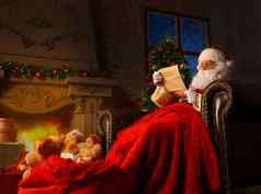 肖像快乐圣诞老人老人坐着房间首页圣诞节树阅读圣诞节信列表