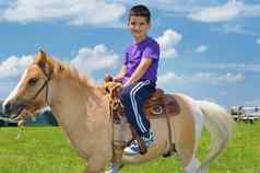 孩子骑小马