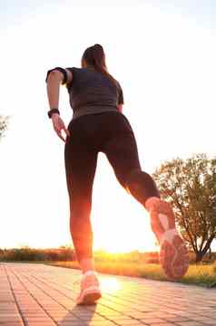 年轻的有吸引力的运动健身女人运行锻炼在户外日落日出