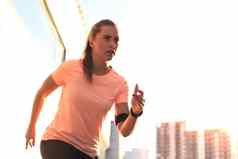 年轻的健身有吸引力的运动女孩跑步者开始位置户外日落日出城市