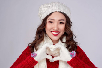 圣诞节冬天幸福概念亚洲女人穿冬天服装给心形状