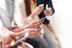 集团学生看智能手机年轻的人上瘾技术趋势