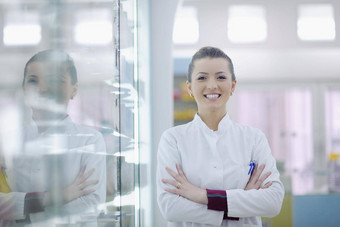 药剂师化学家女人站药店药店