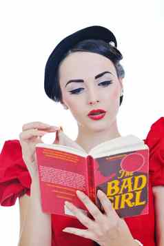 美丽的年轻的女人读书