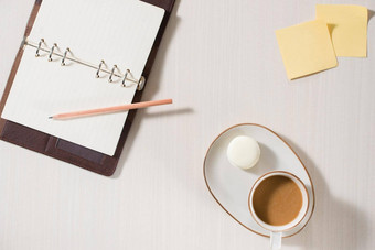 清洁笔记本杯咖啡色彩斑斓的macaron灰色的桌子上前视图舒适的早....早餐时尚平躺甜蜜的蛋白杏仁饼