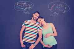 怀孕了夫妇写作黑色的黑板