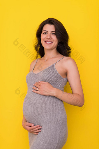 肖像怀孕了女人黄色的背景