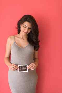快乐怀孕了女人显示超声波图片