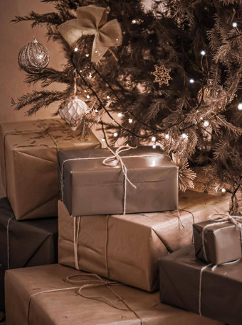 圣诞节假期交付可持续发展的<strong>礼物</strong>概念棕色（的）<strong>礼物</strong>盒子包装环保包装回<strong>收</strong>纸装饰圣诞节树