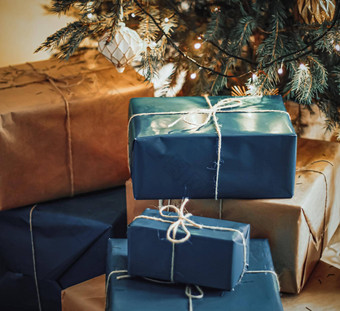 圣诞节假期交付可持续发展的<strong>礼物</strong>概念海军蓝色的<strong>礼物</strong>盒子包装环保包装回<strong>收</strong>纸装饰圣诞节树