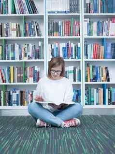 学生女孩阅读书图书馆