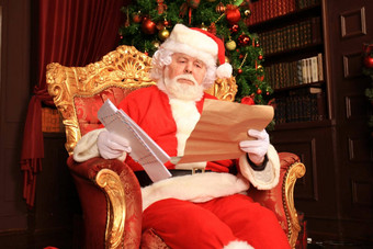 <strong>肖像</strong>快乐圣诞<strong>老人老人</strong>坐着房间首页圣诞节树阅读圣诞节信列表