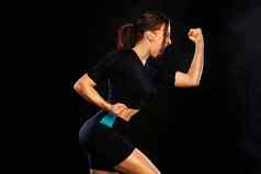 短跑运动员跑步者女孩运行概念女人运行黑色的背景概念健康的生活方式体育运动女人运动服装