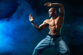 空手道跆拳道战斗机黑色的背景烟适合男人。运动员健美运动员物理学运动员男人的体育运动动机