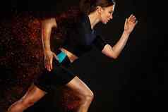 短跑运动员跑步者女孩运行概念健身体育运动动机强大的适合运动女人短跑运动员跑步者运行黑色的背景火穿运动服装