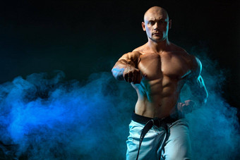 <strong>空手道</strong>跆拳道战斗机黑色的背景烟适合男人。运动员健美运动员物理学运动员男人的体育运动动机