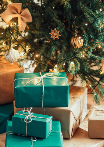 圣诞节假期交付可持续发展的礼物概念绿色蓝色的礼物盒子包装<strong>环保</strong>包装回收纸装饰圣诞节<strong>树</strong>