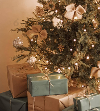 <strong>圣诞节</strong>假期交付可持续发<strong>展</strong>的礼物概念古董礼物盒子包装环保包装回收纸装饰<strong>圣诞节</strong>树