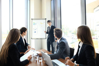 业务会议演讲团队培训白板纸上的内容办公室