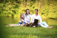 快乐家庭宠物狗野餐阳光明媚的夏天一天孕犀
