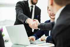 握手经理客户端讨论金融合同工作场所