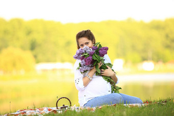 肖像快乐怀孕了女人花束紫丁香图片
