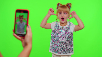时尚的孩子女孩使时尚的跳舞视频社会媒体网络孩子跳舞有趣的博主