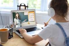 距离学习快乐的女孩女孩耳机移动PC研究在线电子学习系统