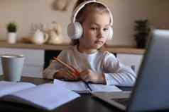 微笑女孩耳机手写研究在线移动PC首页可爱的快乐小孩子耳机互联网网络教训类