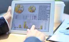 业务人分析金融统计数据显示平板电脑屏幕