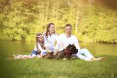 快乐家庭宠物狗野餐阳光明媚的夏天一天孕犀