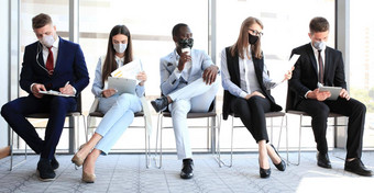 有压力的业务人等待工作面试脸面具社会距离检疫科维德影响