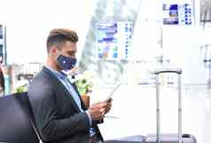 商人保护面具手提箱数字平板电脑大厅机场机场冠状病毒疫情