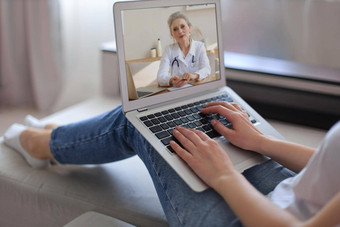 年轻的女人使视频调用医生隔离检疫在线咨询病人视频会议一般医生数字平板电脑冠状病毒