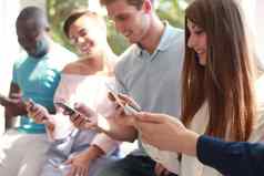集团学生看智能手机年轻的人上瘾技术趋势
