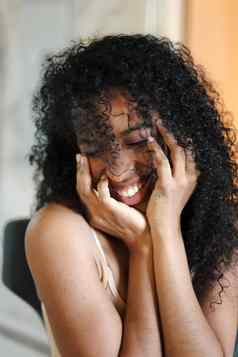 关闭肖像微笑非洲式发型美国女人黑色的卷曲的头发