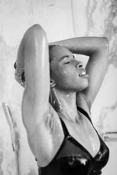 黑色的白色照片非洲式发型美国女孩穿泳装站浴室