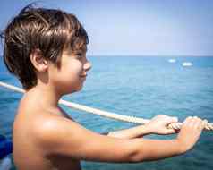 可爱的男孩海码头享受夏天