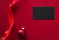 假期品牌身份设计圣诞节平铺概念黑色的空白业务卡圣诞节点缀装饰红色的纸背景平躺模型